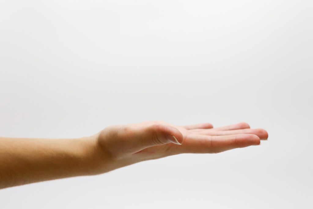 Das Bild zeigt eine Hand mit Handfläche nach oben um Erkrankungen der Finger und Hand, wie den schnappenden Finger, zu simulieren.