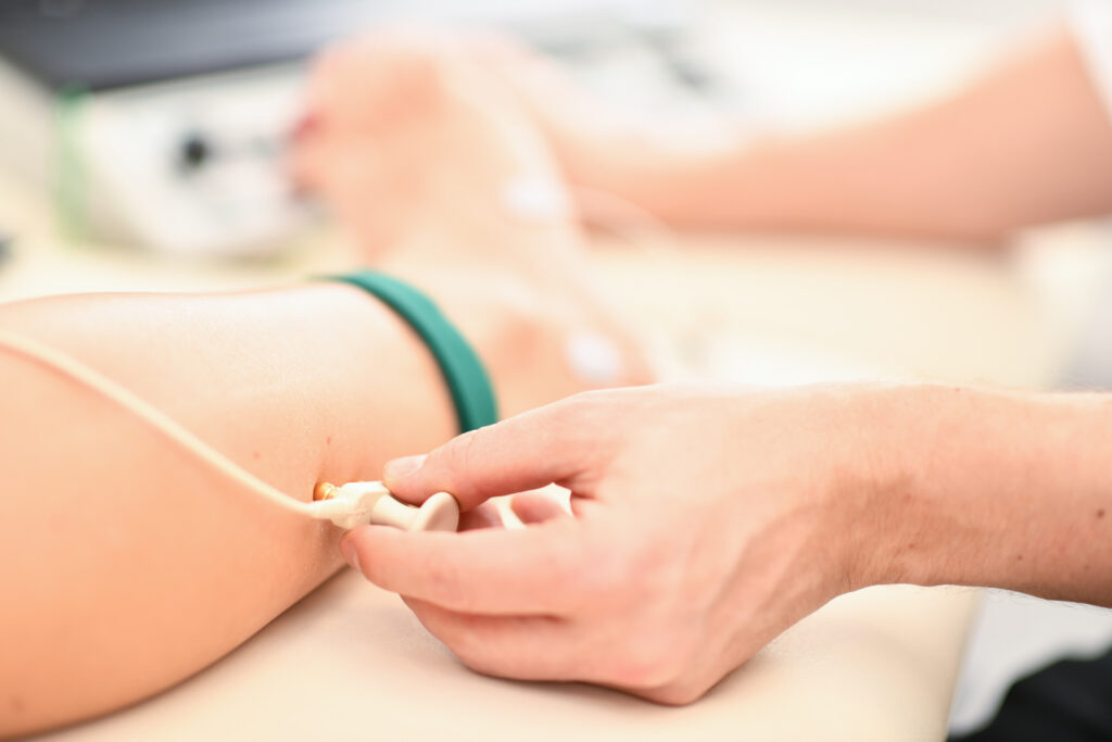 Nervenleitgeschwindigkeitsmessung bei einem Patienten.
